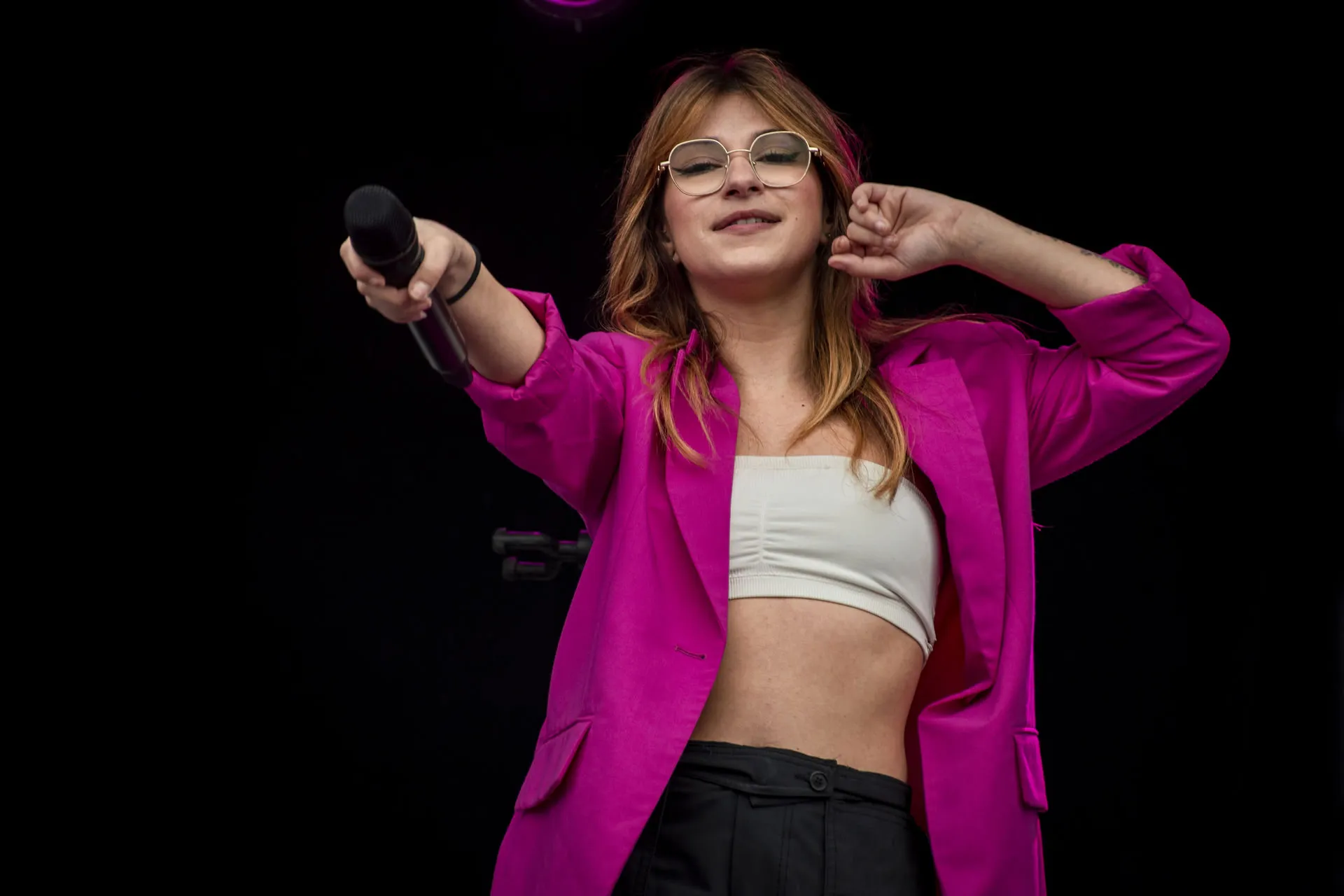 Concert en Normandie, chanteuse qui met son micro vers le public pour qu'ils chantent